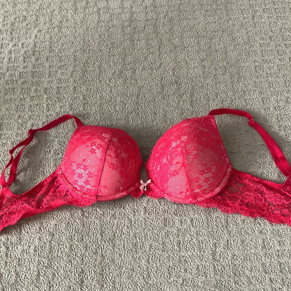 Fabulous 32D Victoria’s Secret Fuschia lace bra over cream.